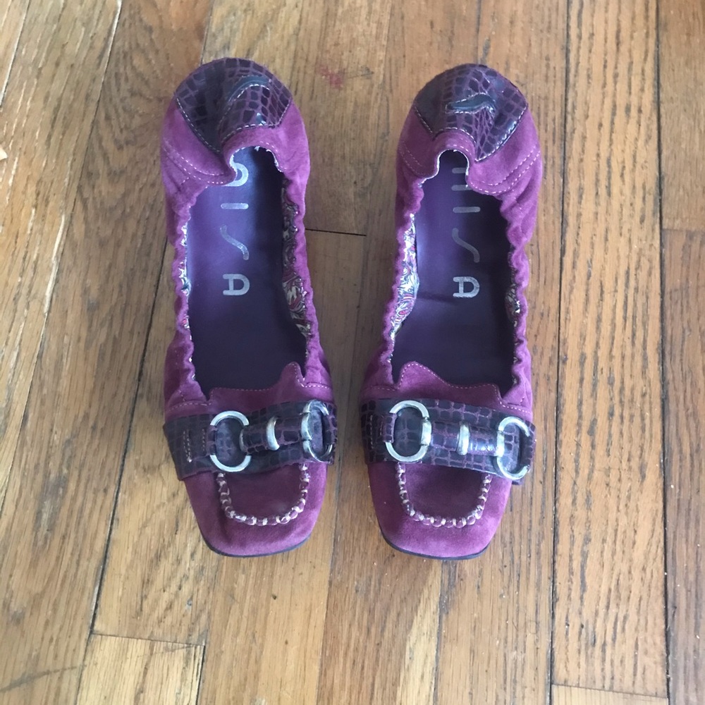Unisa beautiful purple flats for woman.